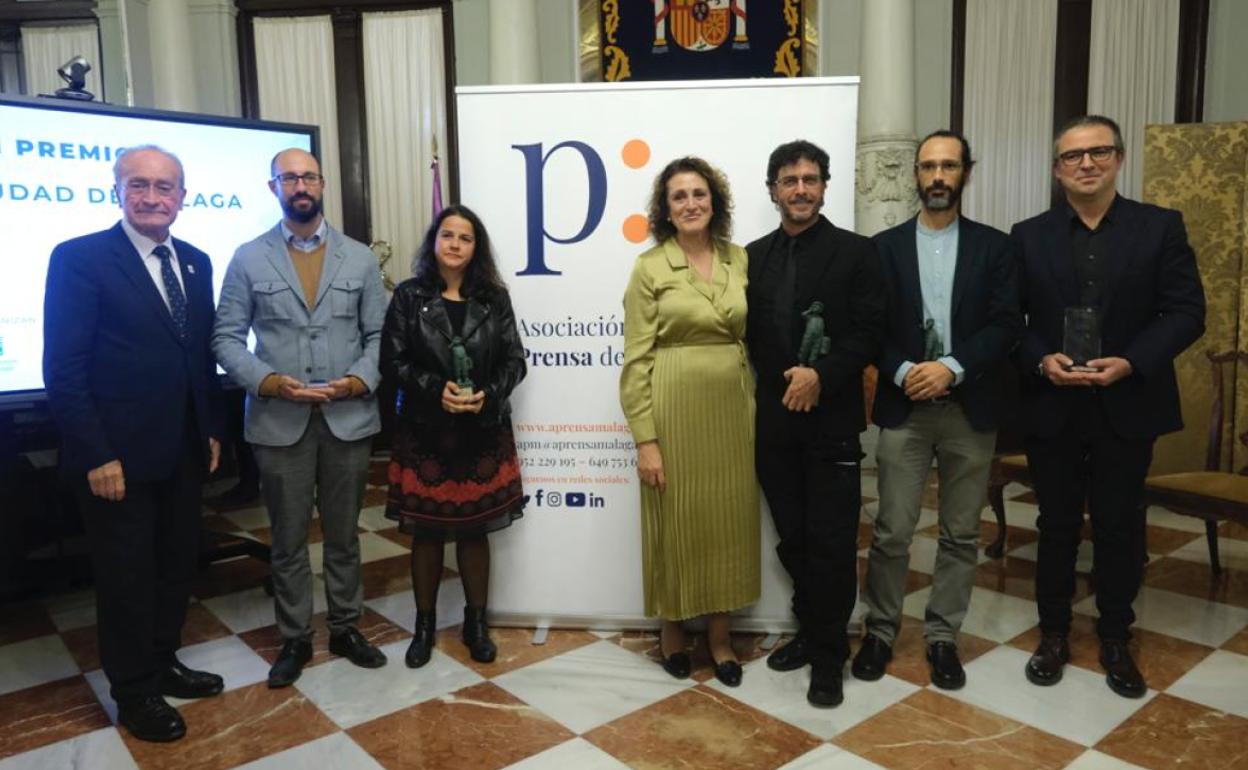 Los premiados posan con el alcalde y la presidenta de la Asociación de la Prensa de Málaga. 