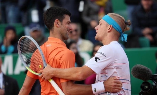 Djokovic felicita a Davidovich tras la victoria de este en Montecarlo. 