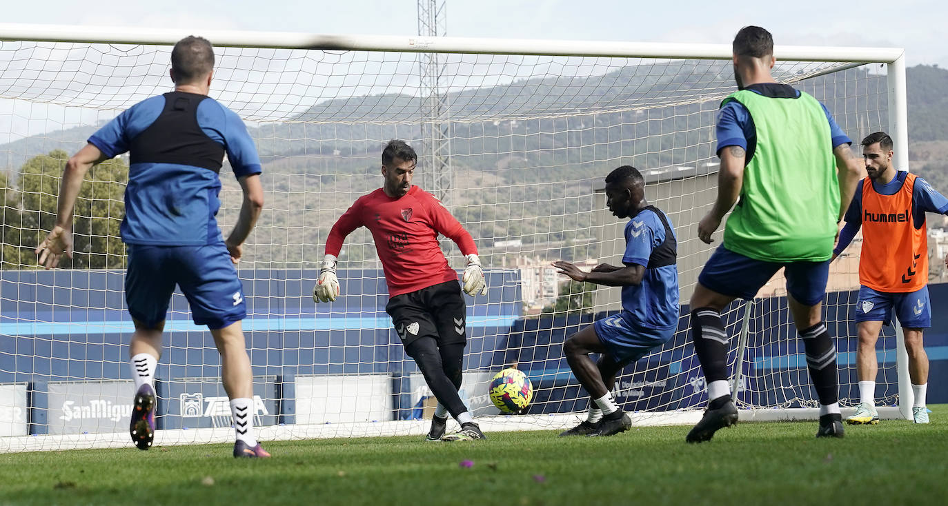 Manolo Reina, en el centro, durante un entrenamiento reciente con el Málaga en el Anexo. 