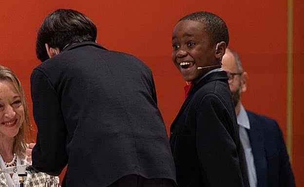 Lotería de Navidad 2022: El emotivo «te quiero» de uno de los niños de San Ildefonso al otro tras cantar el Gordo de Navidad