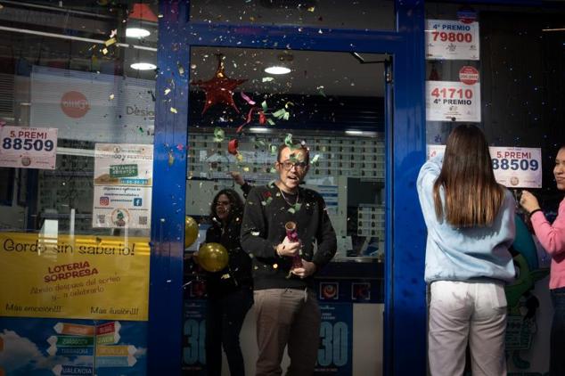 Empleadas de la administración de Lotería situada en el centro comercial Las Arenas de Barcelona, que ha vendido parte de un cuarto y quinto premio