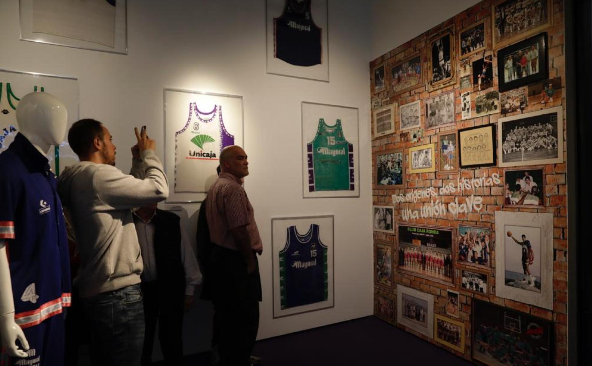 Uno de los rincones de la exposición, con camisetas y fotos antiguas. 