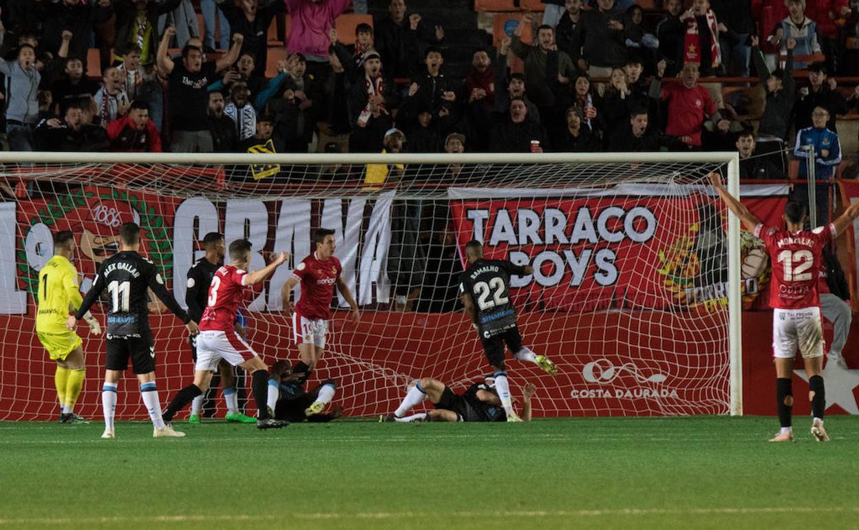 La acción del primer gol del Gimnástic, en el duelo de este jueves. 