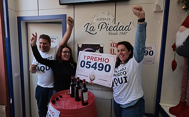 Celebración en la administración La Piedad en el Molinillo, que dio el primer premio.