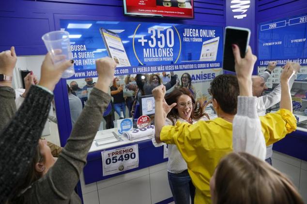 Los loteros de la administración número 3 de Manises celebran haber repartido 460.000 euros con la venta de un décimo del "gordo" y de una serie del quinto 88.509