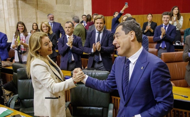 El presidente, Juanma Moreno, saluda a la consejera Carolina España tras la votación.