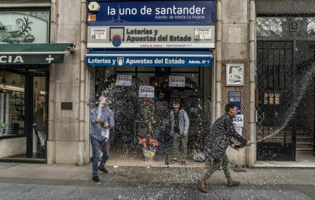 Varios agraciados celebran en la administración 'La Anjana' de Santander