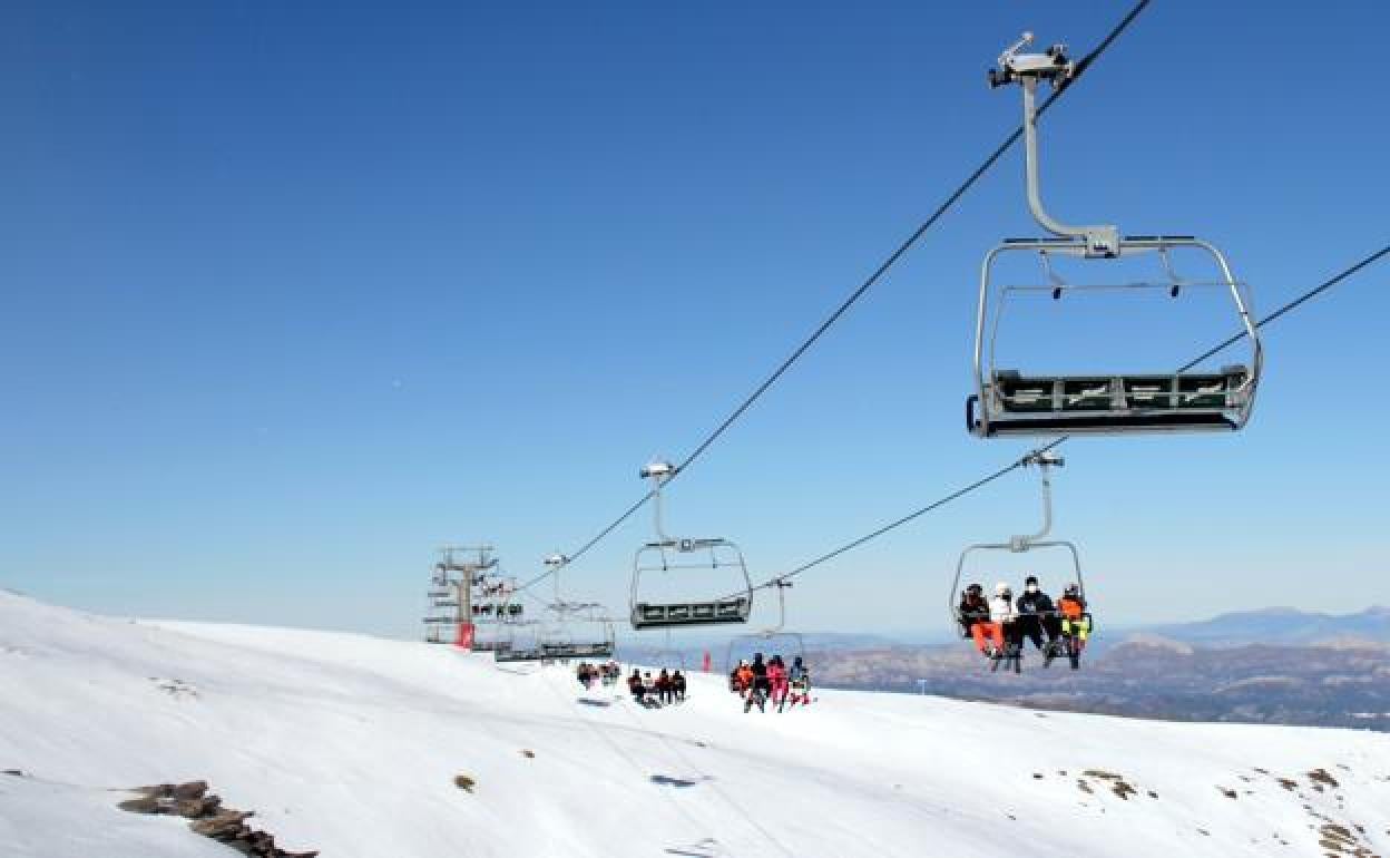 Sierra Nevada arranca el periodo navideño con 26 kilómetros de pistas y ocupación de hasta el 70%