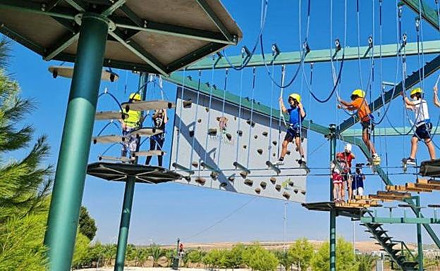 Adrenalina. Los niños disfrutan a lo grande en el parque multiaventuras del pueblo. 