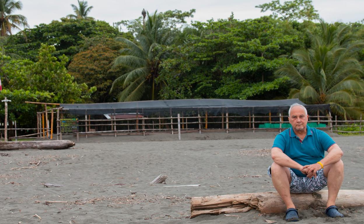 Joaquín Martínez, en una de las playas de Costa Rica donde rescataban los huevos de tortugas laúd. 