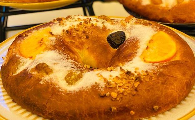 Imagen principal - Este roscón se hace con masa madre de semilla de olivo.. Abajo, la aceituna aloreña escarchada es otro ingrediente fundamental. Daniel García Peinado es conocido como el chef del AOVE.