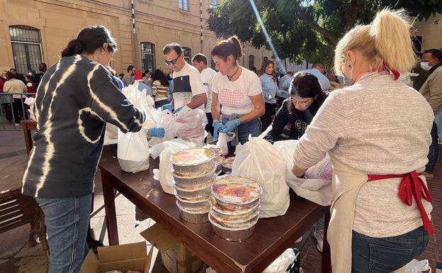 Parte del equipo de voluntarios del comedor, en el reparto de los menús solidarios. 