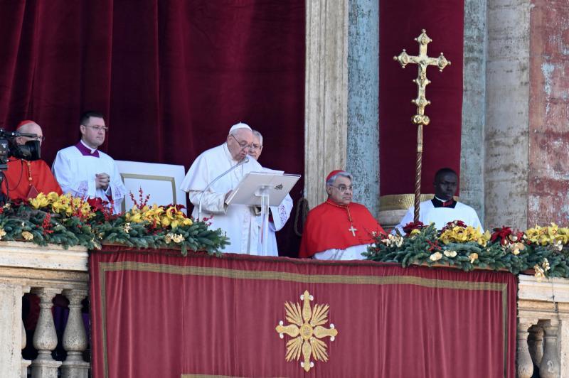 El Papa se dirige a los fieles desde el balcón central de la basílica del Vaticano