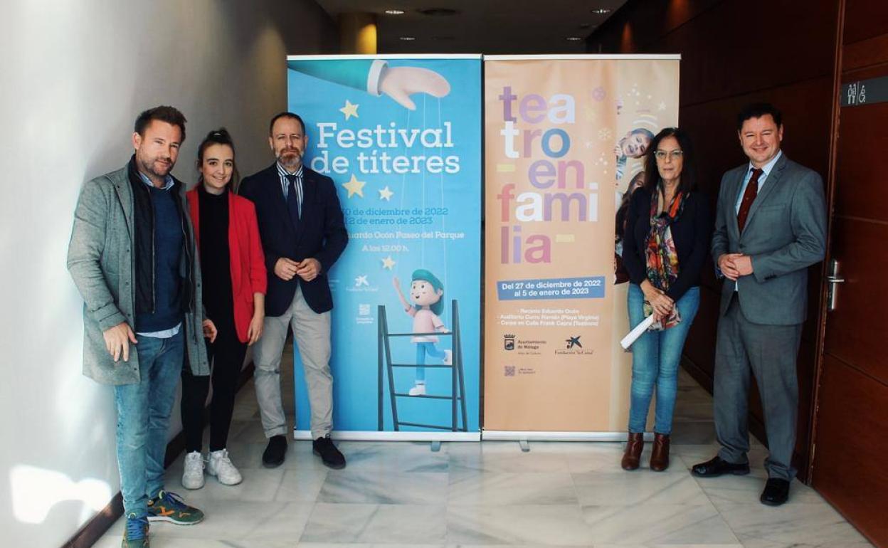 Organizadores y representantes institucionales, en la presentación del ciclo de teatro y títeres. 