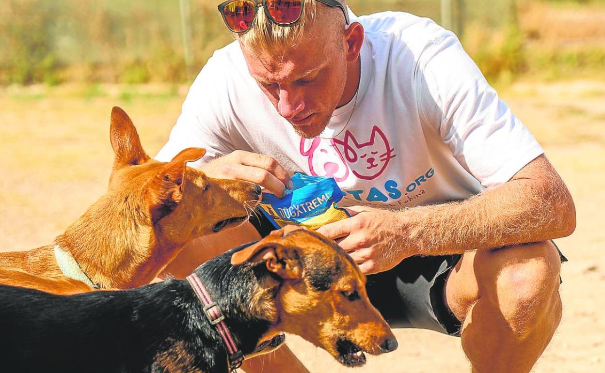 Davidovich, con dos perros del refugio Suspiros de Cuatro Patas, de Las Lagunas, en una visita. 