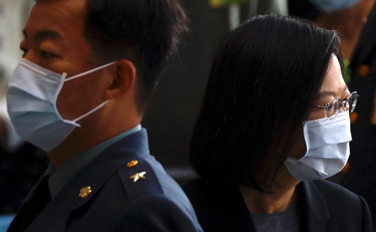 La presidenta de Taiwán, Tsai Ing-wen, asiste a una ceremonia de promoción de rango de miembros militares en Taipei, Taiwán. 