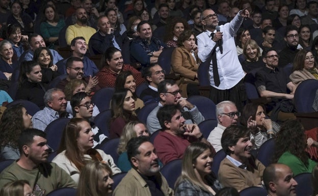 Los humoristas incluían al público en el espectáculo. 