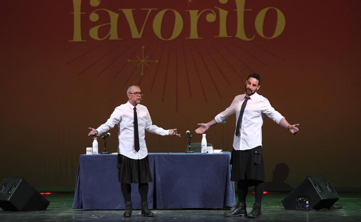 Arturo González Campos y Dani Rovira, ayer sobre las tablas del Teatro Cervantes. 