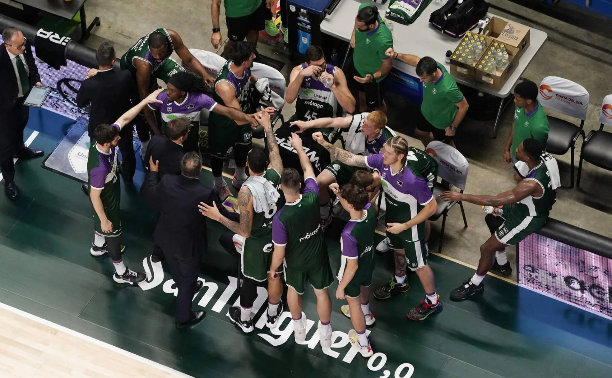 Los jugadores del Unicaja hacen piña durante un tiempo muerto. 