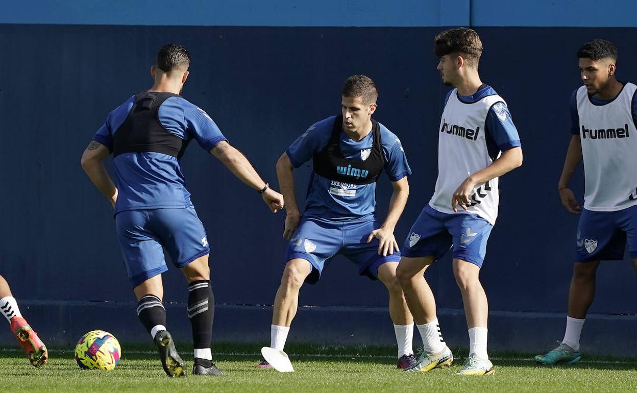 Hervías, en el centro, durante un entrenamiento del Málaga. 