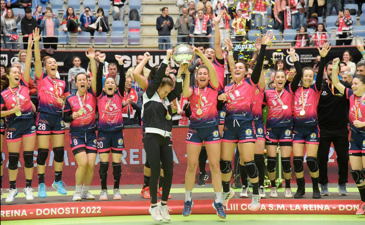 Las jugadoras del Costa del Sol celebran el triunfo en la Copa. 