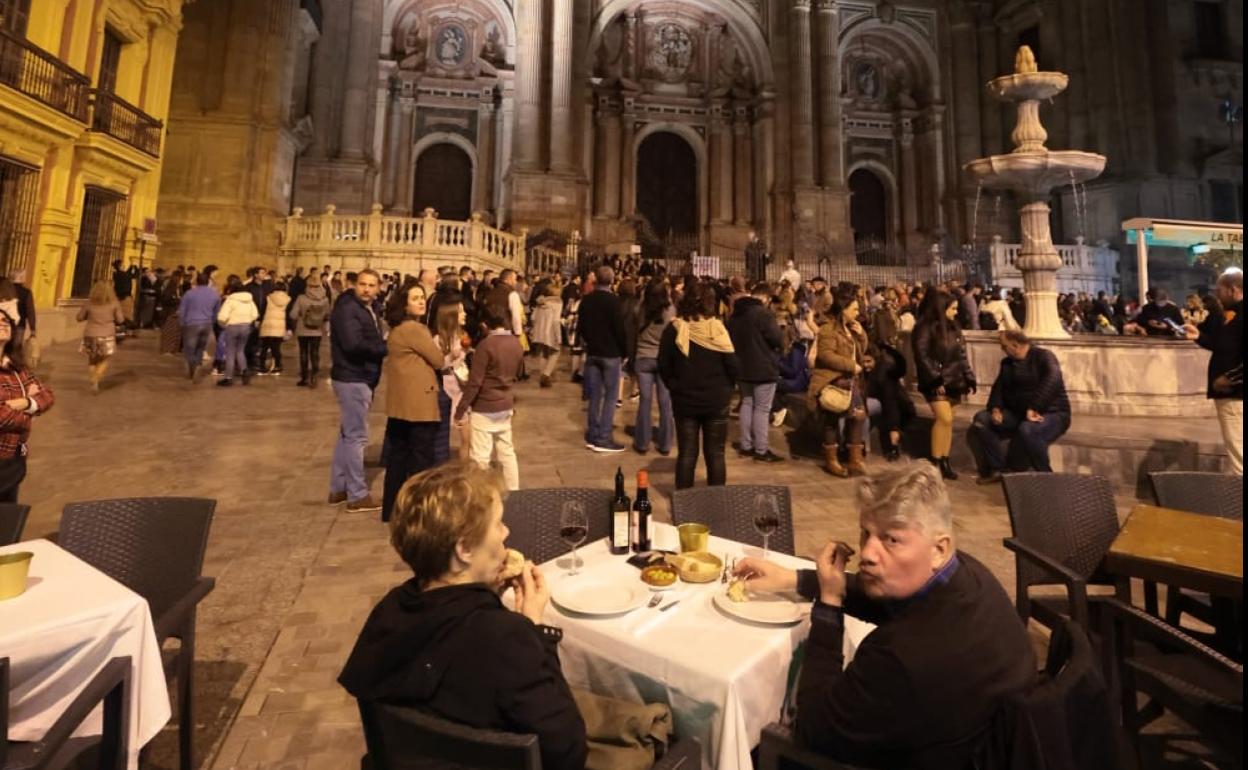 Una pareja disfruta de las terrazas del Centro Histórico de Málaga. 