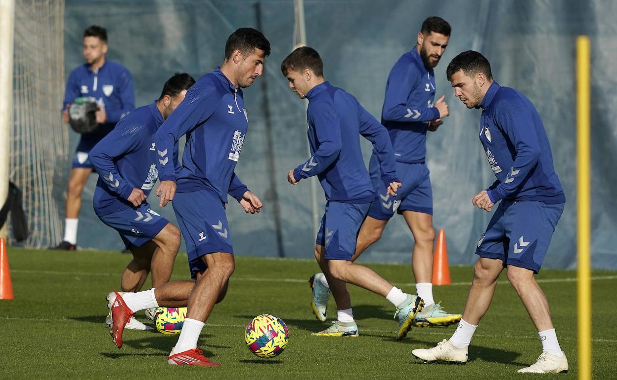 Jugadores del Málaga, en la sesión matinal de este viernes. 