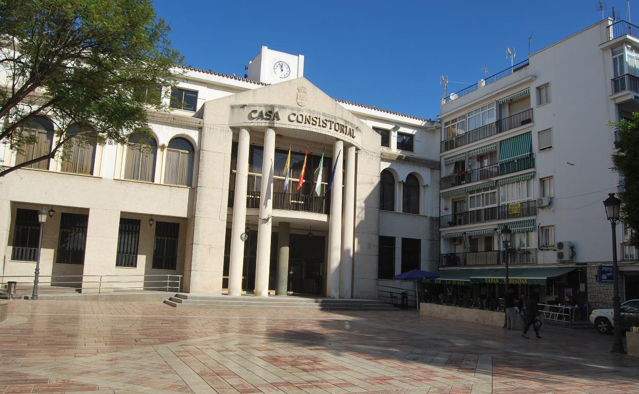 Fachada principal del Ayuntamiento rinconero en la plaza Al-Ándalus. 