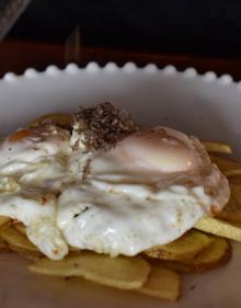 Imagen secundaria 2 - Primera foto, tosta de sardinas: Un bocado perfecto para ir abriendo boca en este asador andaluz, una sardina a la moruna, ligeramente ahumada y que se sirve sobre una rebanada de auténtico pan crujiente de Casares. La brasa aumenta su sabor. Segunda foto: Boletus a la brasa. Es tiempo de setas y las últimas lluvias han plagado esta sierra de Casares. Juan es un auténtico maestro en las brasas y estos boletus hechos con brasas de Marabú son todo un ejemplo de su buen hacer en el fuego. Tercera foto: Huevos felices. Más que huevos felices, son gallinas felices, es decir, que viven en libertad en el campo. Un plato que encierra una amalgama de sabores. Un ejemplo de cómo lo sencillo bien hecho es una maravilla.