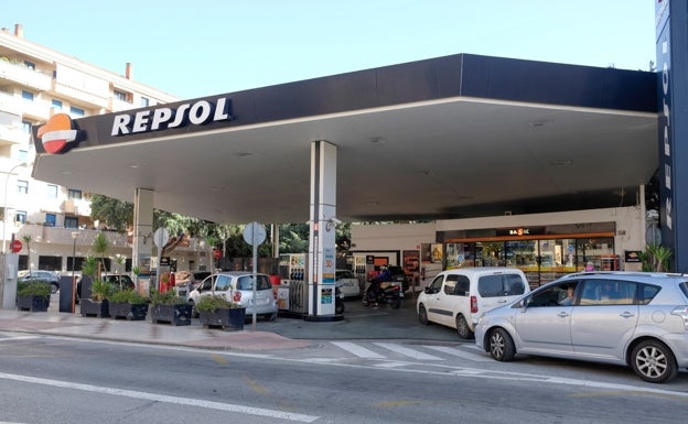 Colas en la gasolinera de la calle Ayala, en la capital. 