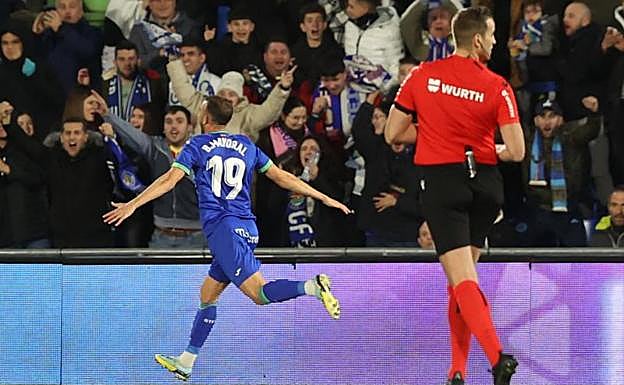 El doblete de Mayoral da un respiro al Getafe