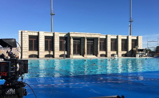 Imagen principal - Arriba, réplica de una fachada de Vía Layetana frente a una piscina de Montjuic par E.ON. La cancha del Joventut de Badalona convertida en pista de tenis para Nike. Estanterías de bibliotecas caídas para un anuncio de Puma.