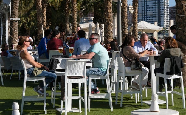 Turistas en manga corta en el Puerto de Málaga, ayer. 