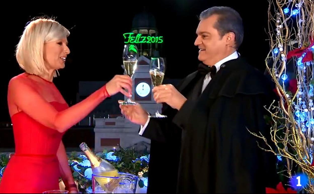 Anne Igartiburu y Ramón García, durante las campanadas de 2015.