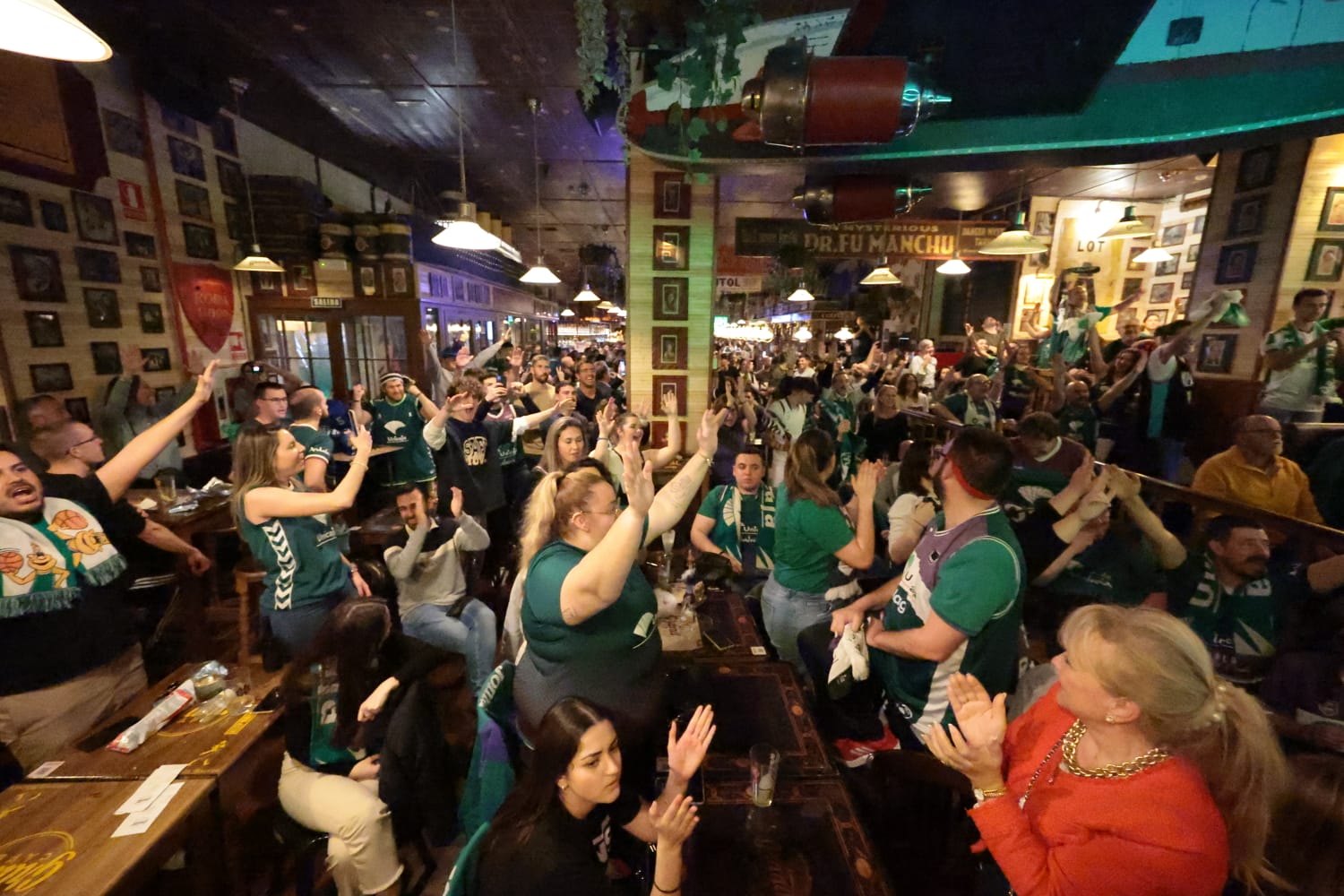 Más de 300 aficionados se reunieron en Le Grand Café para vivir el partido