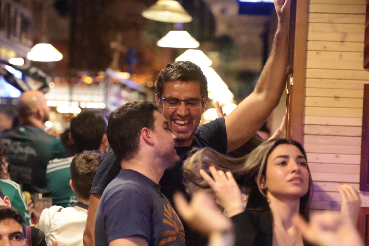 Más de 300 aficionados se reunieron en Le Grand Café para vivir el partido