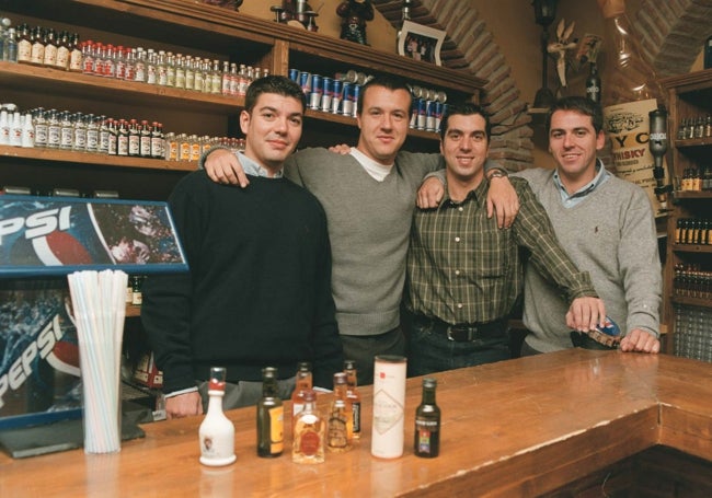 Los fundadores de La Botellita, en uno de los locales en el año 2000.