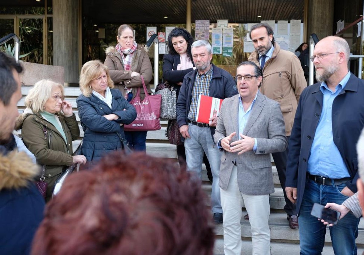 El delegado de Educación, Miguel Briones, informa a las familias del acuerdo alcanzado en la mañana de este martes.