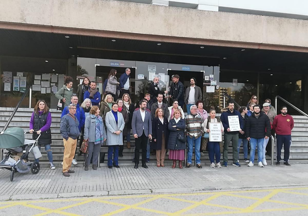 Un grupo de padres y madres, con concejales del PSOE y Unidas Podemos, ante el edificio administrativo, donde estaban reunidas empresa y trabajadores.