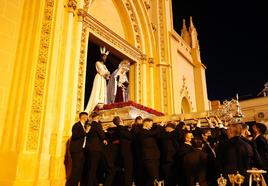 Salida de los titulares del Cautivo para presidir la misa del alba