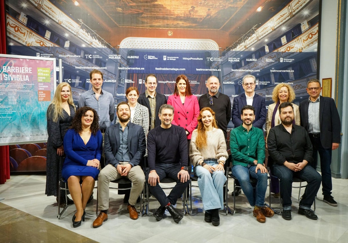 El equipo de la ópera junto al director del teatro, Juan Antonio Vigar; la concejala de Cultura, Noelia Losada; y la responsable de Artes Escénicas de la Fundación Unicaja, Gema Domínguez.