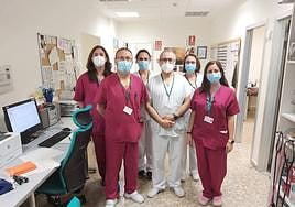 El coordinador de trasplantes, José Manuel Galván, junto al equipo de la UCI.