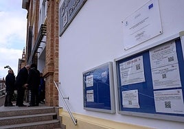 El tablón en la entrada a Gestrisam, en el que se recuerda que solo se atiende con cita previa.