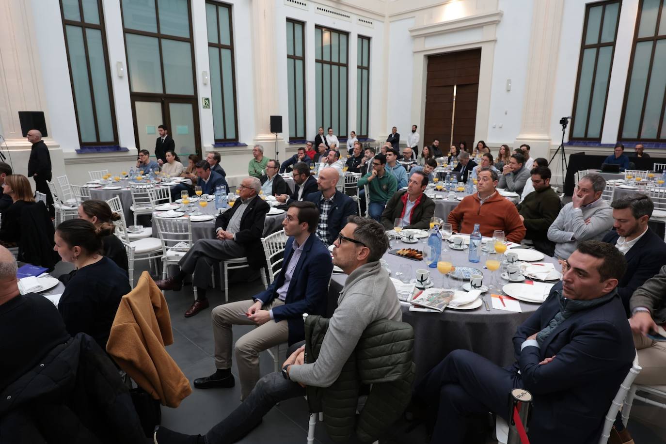 Los oyentes desayunaron en una de las salas del Museo Automovilístico y de la Moda. 