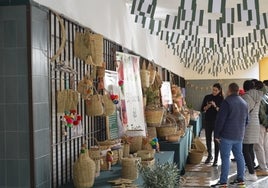 Exposición de artesanía en esparto en el Centro de Educación Permanente La Palma.