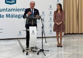 El alcalde, Francisco de la Torre, y la edil Elisa Pérez de Siles, esta mañana