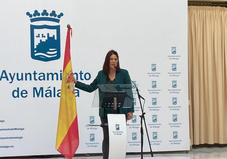 Noelia Losada se 'abraza' a la bandera de España en el Ayuntamiento de Málaga