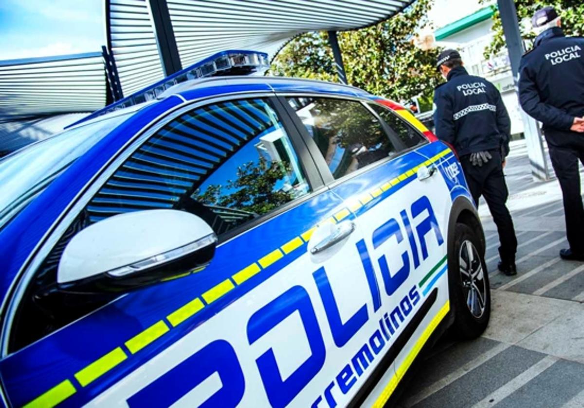 Detenido un hombre ebrio por interrumpir el tráfico y golpear coches que circulaban en Torremolinos