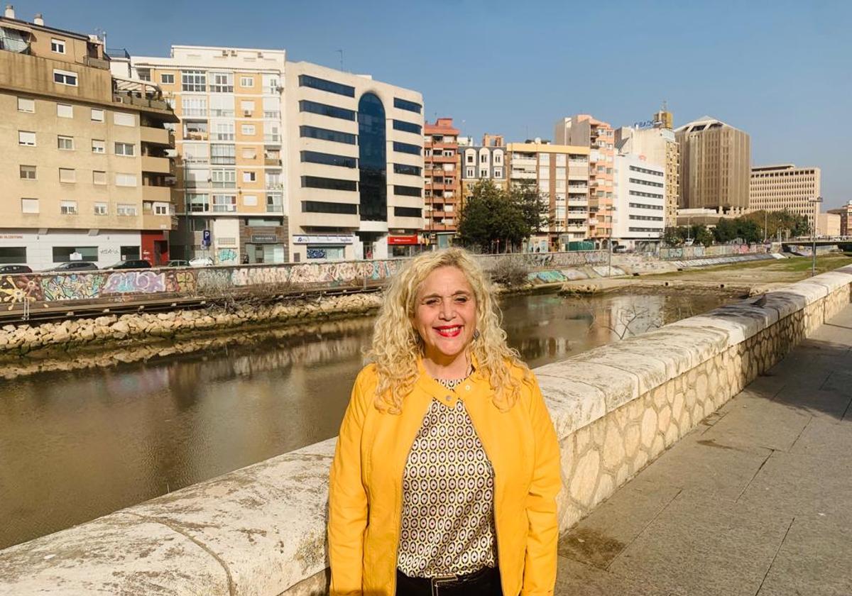 La concejala de Unidas Podemos y coordinadora de IU en Málaga, Remedios Ramos, junto al Guadalmedina.