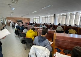 Alumnos, durante el examen que ha tenido lugar en el IES Universidad Laboral.